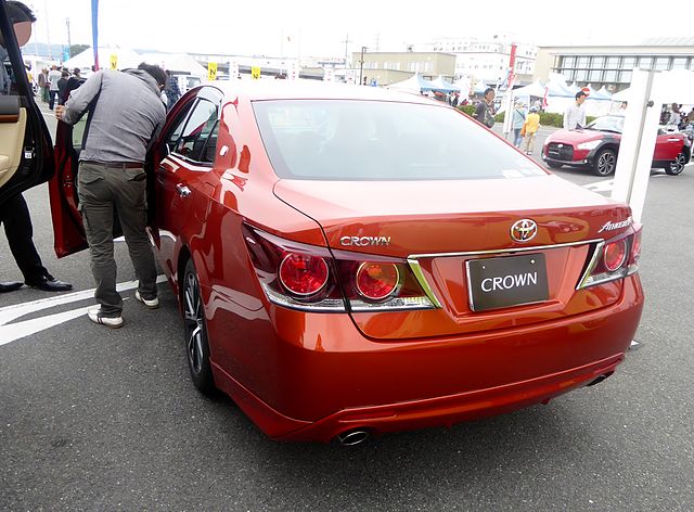 File:Toyota CROWN 2.0 ATHLETE S-T (DBA-ARS210AEZXZ) rear 