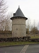 Fotografia colorida de uma torre cilíndrica isolada em um parque.