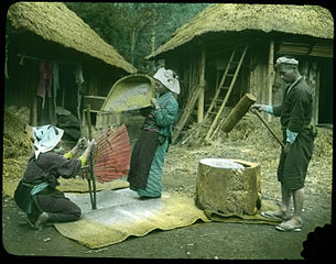Женщины с веялкой и веером, мужчина с деревянным молотом