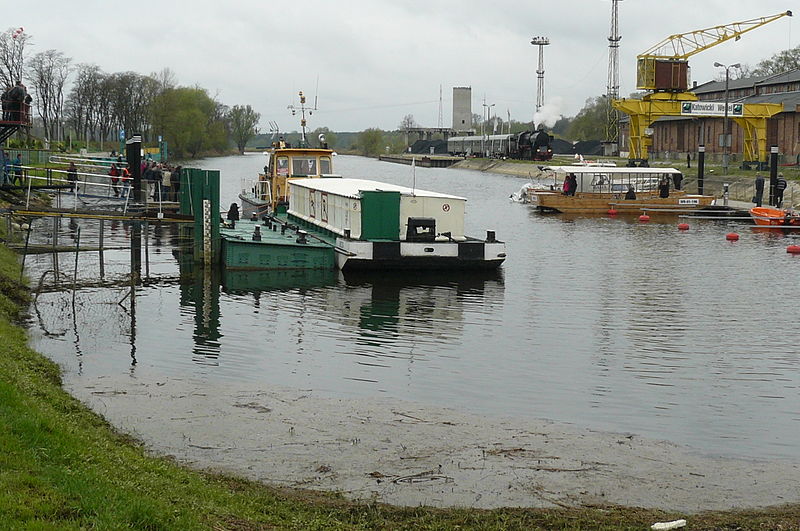 File:Ty42 107, 2013, Parowozem przez Wielkopolske (Cigacice Port, Odra river) (5).JPG