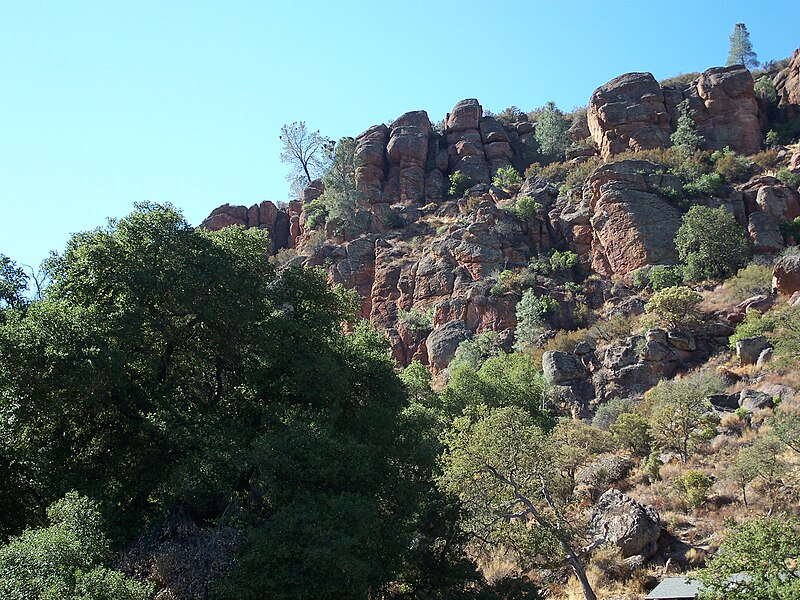 File:USA-Pinnacles National Monument-Bear Gulch Trail-8.jpg