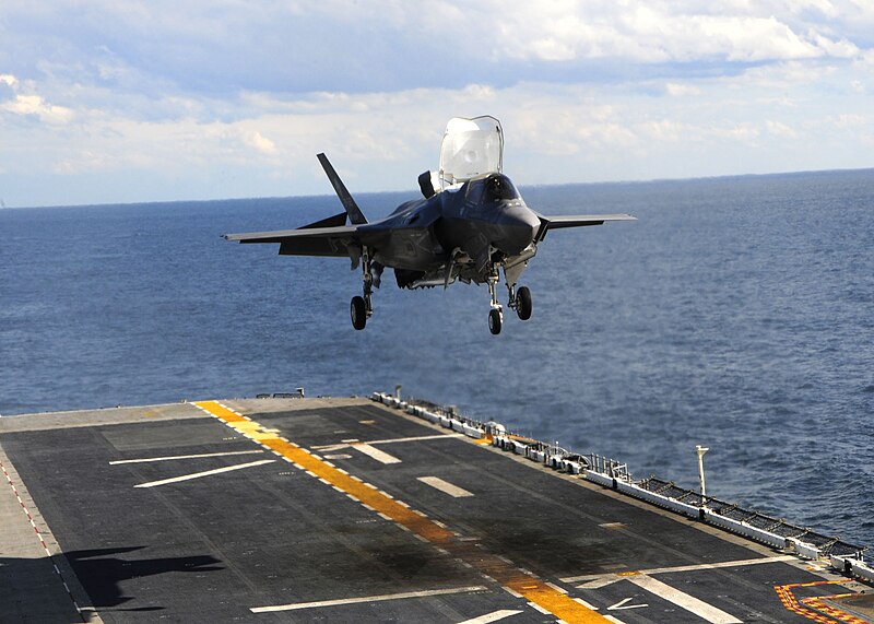 800px-US_Navy_111003-N-ZZ999-003_An_F-35B_Lightning_II_makes_the_first_vertical_landing_on_a_flight_deck_at_sea_aboard_the_amphibious_assault_ship_USS_W.jpg