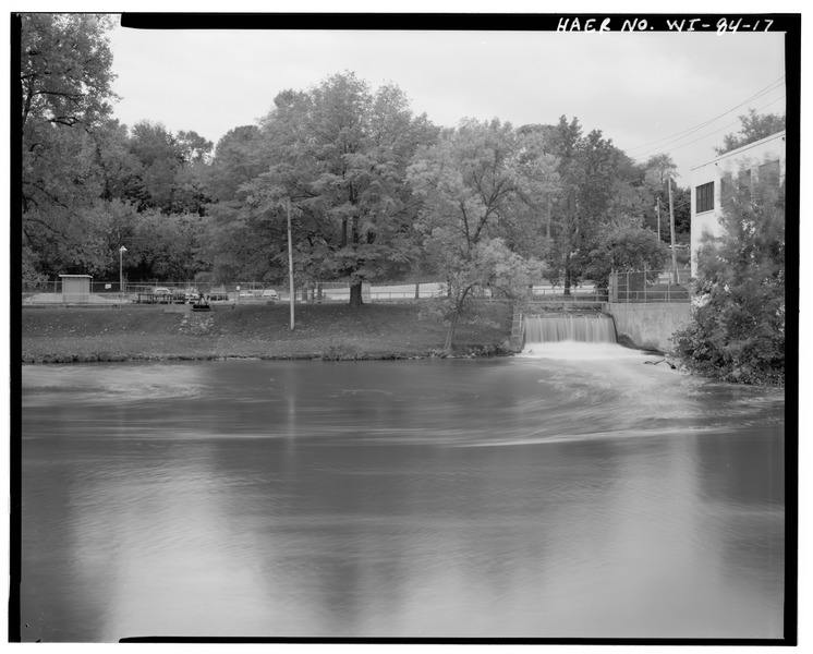 File:VIEW SOUTH, Waste weir at Lock 3 - Appleton Locks and Dams, Fox River at Oneida Street, Appleton, Outagamie County, WI HAER WIS,44-APPL,1-17.tif