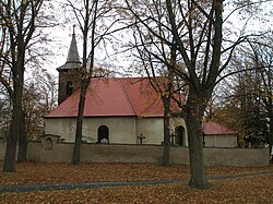 Kostelík svatého Zikmunda na návsi od jihu