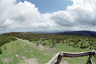 Vista de Deschneyer Großkoppe sobre as Montanhas Eagle