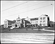 Zicht op de voorgevel van het Immaculate Heart College, een katholieke meisjesschool aan Franklin Avenue aan het hoofd van Western Avenue, 1905 (CHS-5522) .jpg