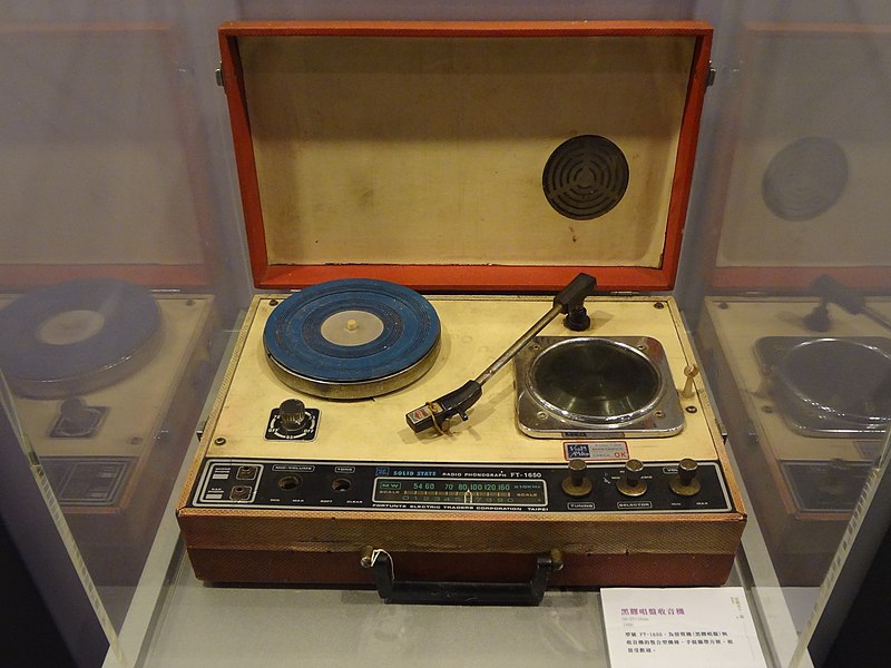 File:Viola Audio Solid State Radio Phonograph FT-1650 20150926.jpg