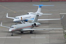 A Global Express XRS with a Gulfstream V behind Vista Jet Bombardier BD-700-1A10 Global Express XRS; OE-LXR@ZRH;08.06.2011 (5832393313) (cropped).jpg