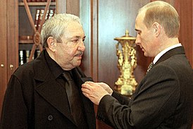 V. V. Putin presenta E. I. Orden de Honor Desconocida.  Moscú, Kremlin, 6 de octubre de 2000