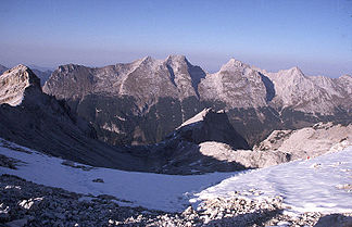 Die Nördliche Karwendelkette mit Bäralplkopf, Schlichtenkarspitze, Vogelkarspitze, Östlicher Karwendelspitze, Grabenkarspitze, Lackenkarkopf und Kuhkopf (aus Süden von der Seekarscharte in der Hinterautal-Vomper-Kette)