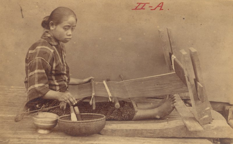 Vrouw met een weefgetouw, vermoedelijk te Soemadang, KITLV 104247