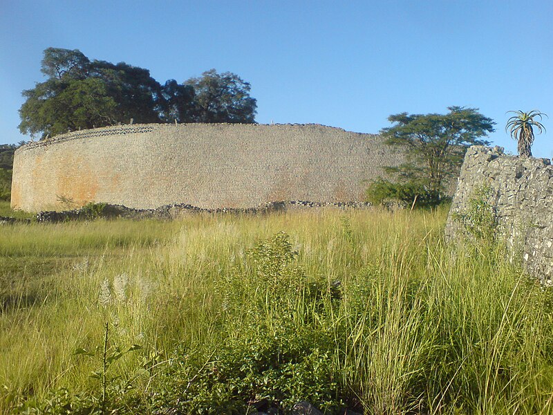 File:Wall of the great enclosure (far), Great Zimbabwe.JPG