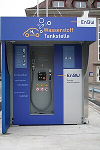 ... und der Wasserstoff wird dann an speziellen Tankstellen für Brennstoffzellen-Autos zum Tanken angeboten.