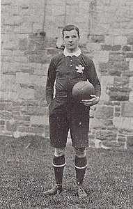 Willie Llewellyn, capten Cymru