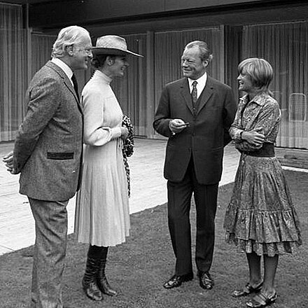 Bundeskanzler Willy Brandt empfängt Romy Schneider (rechts) und Curd Jürgens mit seiner Ehefrau Simone vor dem Kanzlerbungalow (1971)