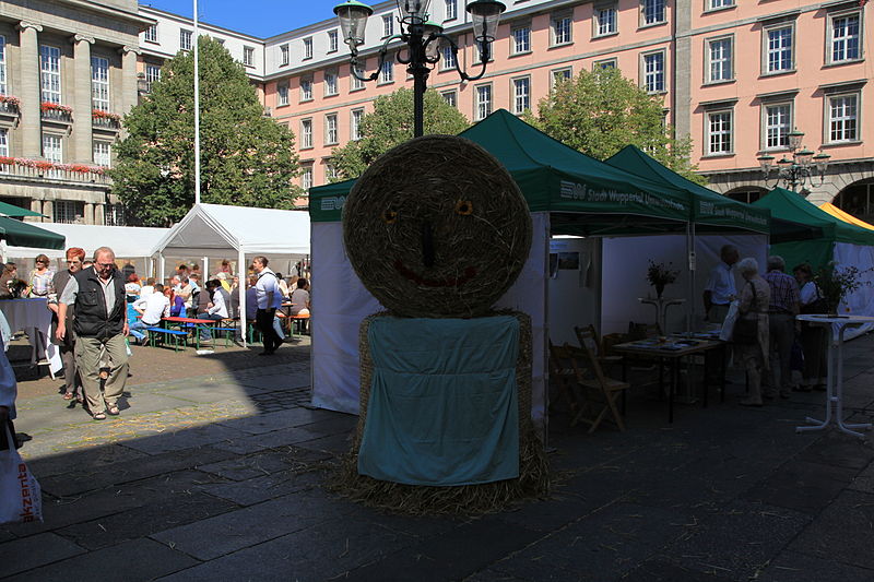 File:Wuppertal - Johannes-Rau-Platz - Bauernmarkt 2012 10 ies.jpg