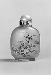 Chinese snuff bottle, Walters Art Museum Ye Zhangsan - Snuff Bottle with Birds and Flowers - Walters 47586.jpg