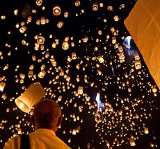 A levegőbe emelkedő lampionok Loi Krathong ünnepén (A fény ünnepén)