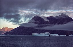 Ymer Ø med isberg.