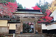 西山麓にある横蔵寺の寺門