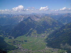 Fra Zugspitze mot Ehrwald (foran), Lermoos (midten til høyre) foran Grubigstein) og Biberwier (venstre)