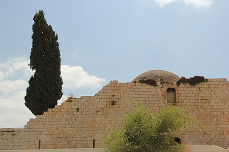 صورة لمسجد الغابسية من الخارج، تظهر القبّة وأسوار المسجد.