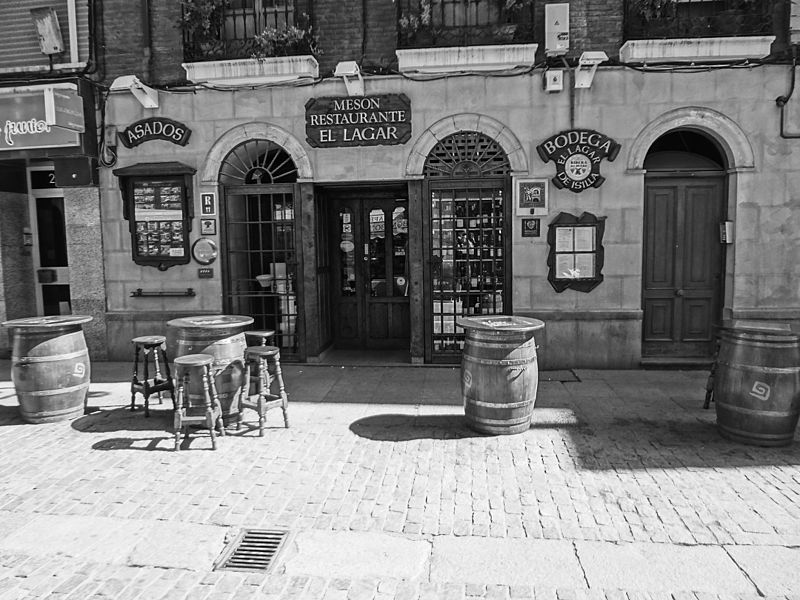 File:" Photography by David Adam Kess Bodega El Lagar, Aranda de Duero, España.jpg