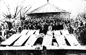 Похорон 14-ти Єнакієвських робітників, загиблих 26–27 грудня 1917 року у бою з козаками під Ясинівським рудником.