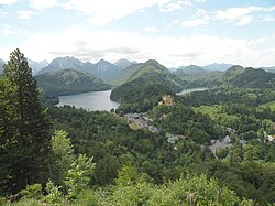 Замок Хоэншвангау, Лебединое озеро (справа) и озеро Альпзее