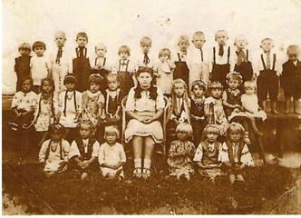 Зубківський дитячий садочок 1943 року. По центру вихователька п. Катруся