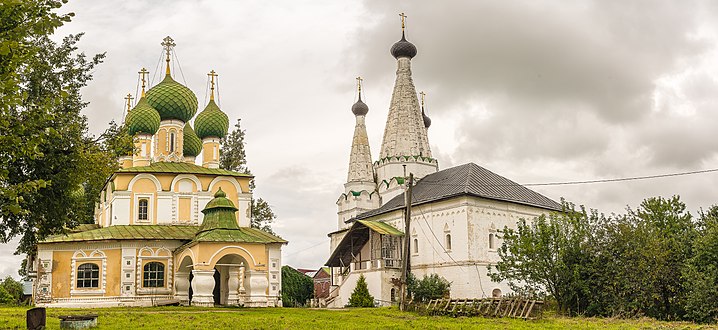Монастырь Алексеевский, г. Углич, справа Дивная церковь, слева церковь Иоанна Предтечи.jpg
