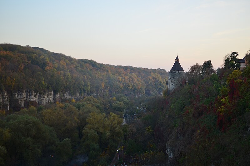 File:Смотрицкий каньон и Гончарная башня.jpg