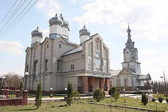 Сусідство старої та нової церкви на Тернопільщині