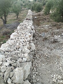جدار استنادي من الحجارة