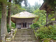 国の重要文化財、平等寺薬師堂。平維茂が阿賀野川で金色の小さな薬師如来を見つけ建立したと云われる。