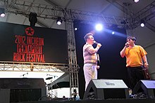 Hyungdon ve Daejun 2012 Incheon Pentaport Rock Festivali'nde performans sergiliyor