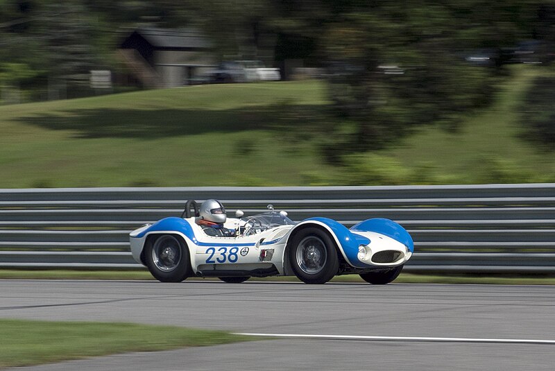 File:1959 Maserati Tipo 61 Birdcage 2452, Lime Rock main straight.jpg