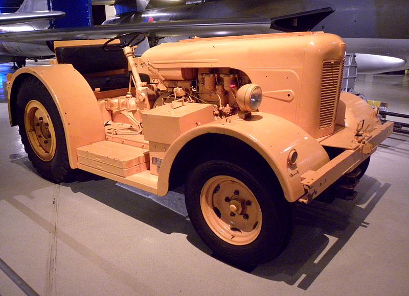 David Brown  800px-1964_David_Brown_airfield_tractor_at_militare_luchtvaart_museum_Soesterberg