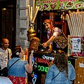 Продавец турецкого мороженого развлекает покупателей