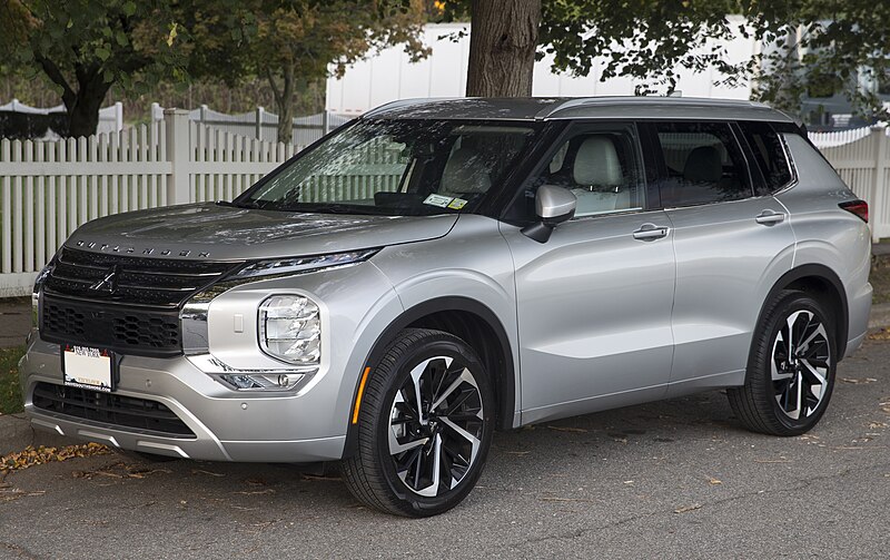 File:2022 Mitsubishi Outlander SEL 2.5 in Alloy Silver, front left.jpg