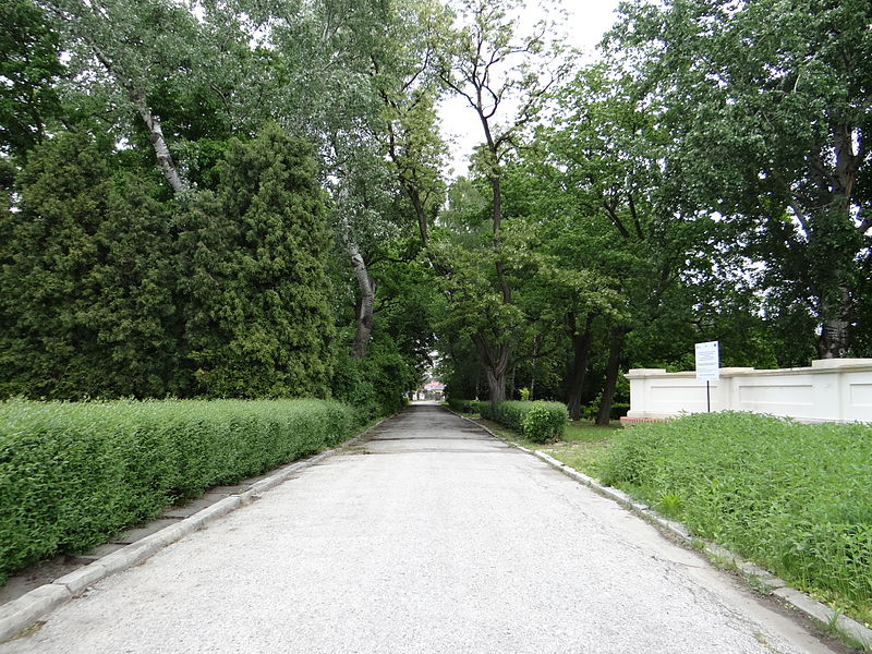 File:250513 Park & Garden of the Baranów Sandomierski Castle - 04.jpg