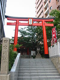 Arco torii a la entrada de un santuario