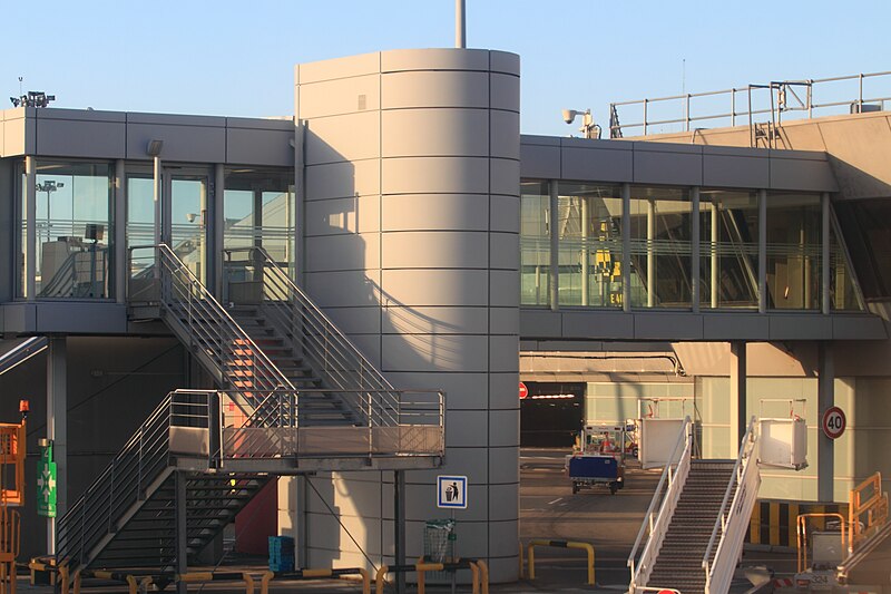 File:Aéroport Toulouse Blagnac, jettée.JPG