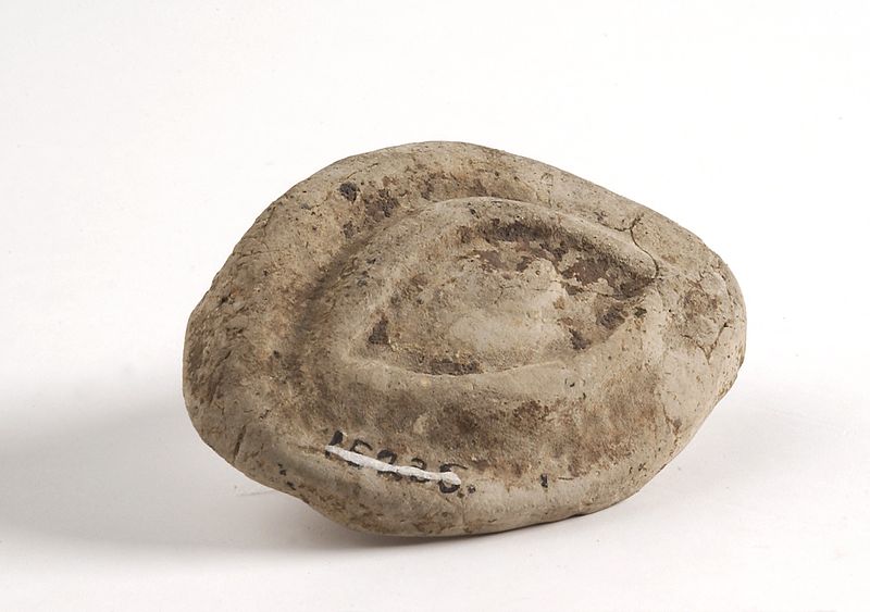 File:A clay-baked eye. Roman votive offering Wellcome L0035797.jpg