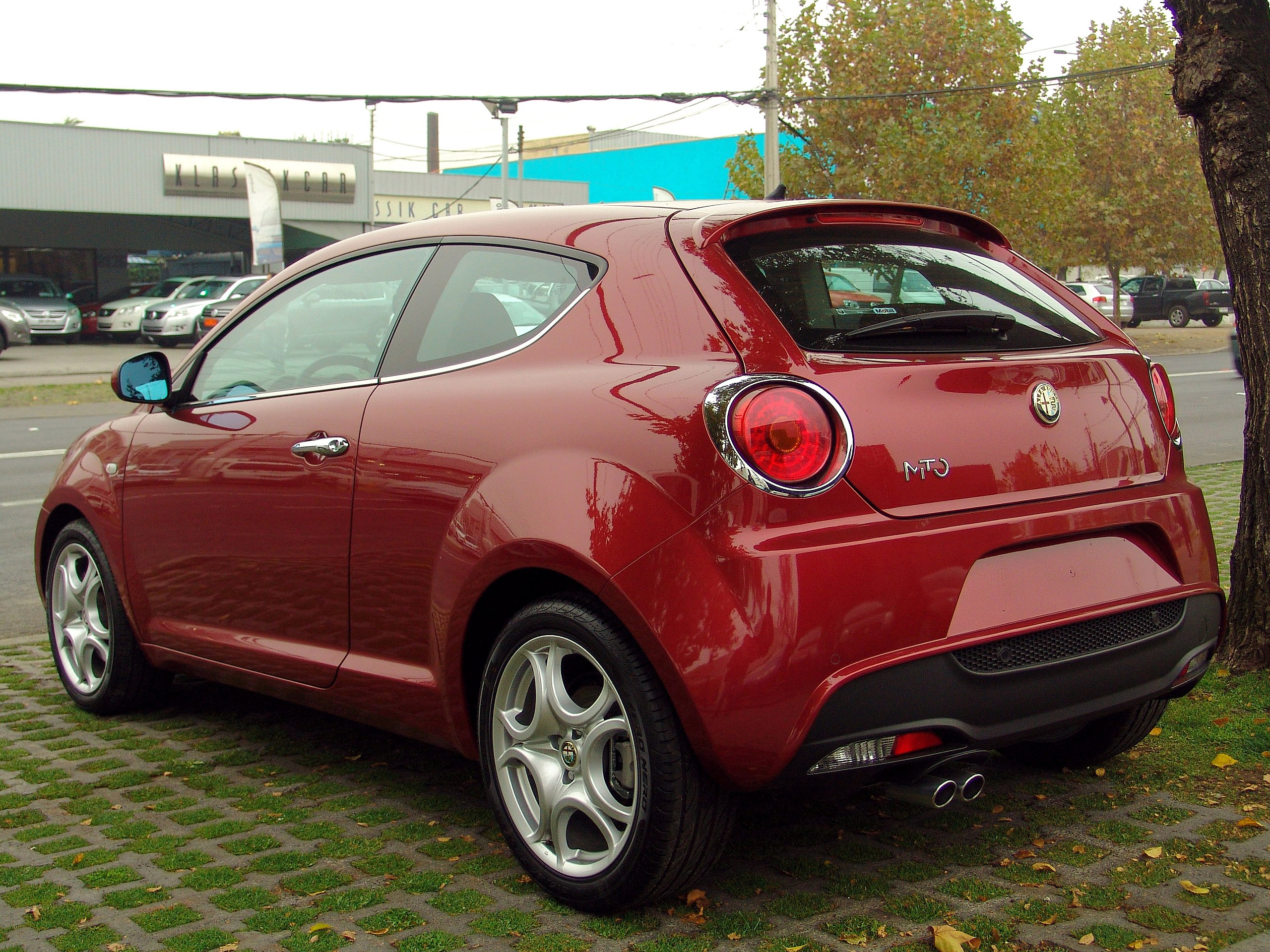 https://upload.wikimedia.org/wikipedia/commons/thumb/2/23/Alfa_Romeo_MiTo_1.4_Tjet_Distinctive_2011_%2816990565381%29.jpg/2560px-Alfa_Romeo_MiTo_1.4_Tjet_Distinctive_2011_%2816990565381%29.jpg