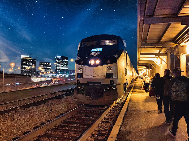 File:Amtrak's Crescent arrives at Peachtree station in Atlanta, Georgia.jpg