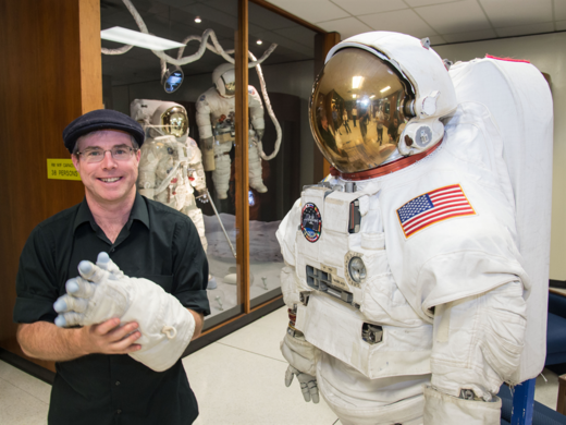 Auteur Andy Weir in het Johnson Space Center, 2015