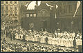 Deutsch: Foto-Ansichtskarte eines anonymen Fotografen anläßlich des erwarteten Einzuges des deutschen Kaiser Wilhelm II. im August 1907 in Hannover; zu sehen ist eine große Menschemenge, die sich rund um den Platz Am Markte und dem Festzelt zwischen der Marktkirche und dem Altem Rathaus versammelt hat. Neben vereinzelten Honoratioren fällt insbesondere eine weiß gekleidete Gruppe vermutlich von 'Jungfrauen auf. Die geschmückten Gebäude in der Marktstraße im Hintergrund (heute: Schmiedestraße) geben eine Ahnung von der Ausschmückung beinahe sämtlicher Straßenzüge, in denen der Kaiser erwartet wird.