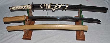 Antikva japana katana, kun koŝirae kaj ŝirasaĝa, atribuita al Sukenao, 1600-aj jaroj.