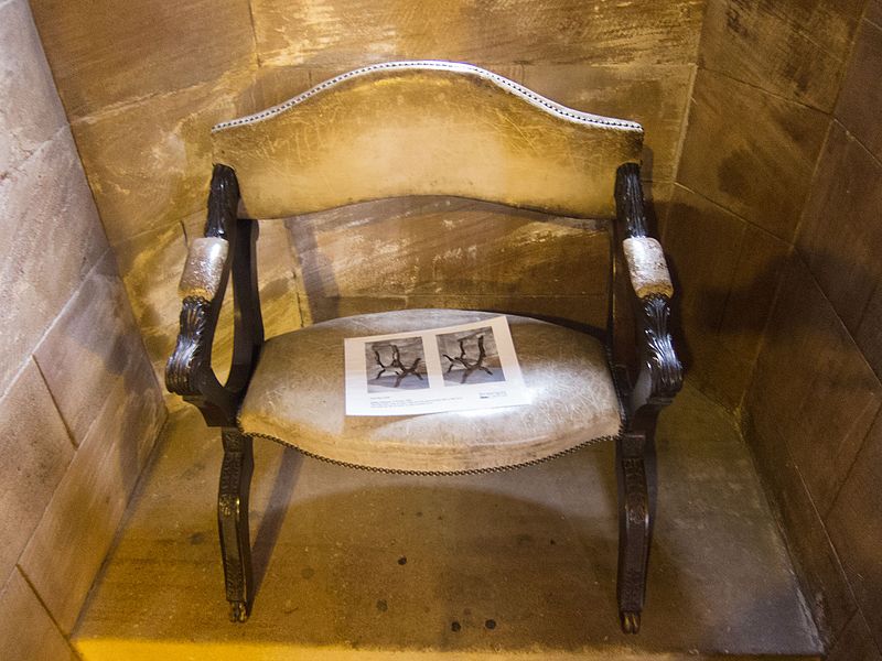 File:Antique cozy chair (23412120844).jpg